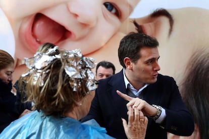 El presidente de Ciudadanos Albert Rivera, en el colegio electoral Santa Marta de L'Hospitalet de Llobregat (Barcelona).