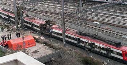 Restos del tren de cercanías tras la explosión en las vías cercanas a la calle de Téllez, a ochocientos metros de la estación de Atocha, a donde se dirigía.