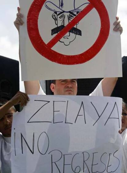 Un hondureño contrario a Zelaya, ayer en Tegucigalpa.