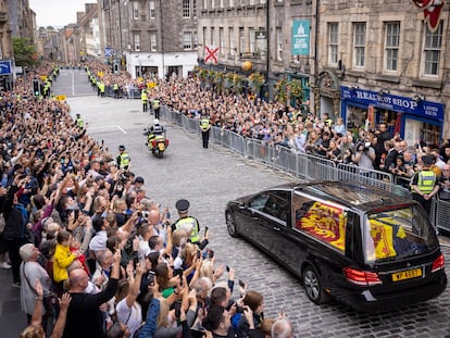 El coche fúnebre de Isabel II, a su paso por la Royal Mile de Edimburgo, camino del palacio de Holyroodhouse, este domingo.