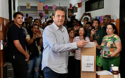 Sergio Massa vota en Tigre, a las afueras de Buenos Aires, este domingo.