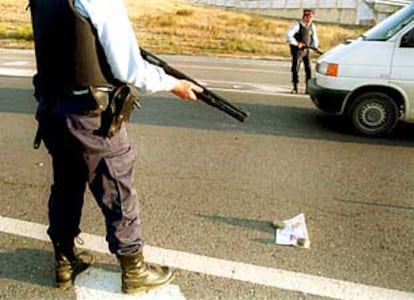 Agentes de la policía autonómica, durante un control policial para detener a los dos presos huidos.