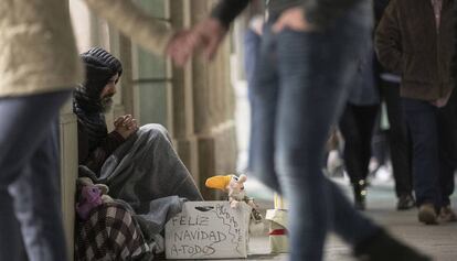 Una persona sin techo, el lunes en el centro de Barcelona.