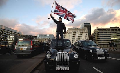 Portesta de taxistas contra Uber en Londres, en 2018.