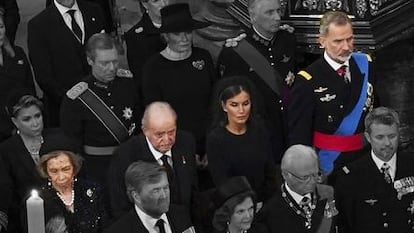 El rey Felipe VI y la reina Leticia, junto a los reyes eméritos, este lunes en la abadía de Westminster.