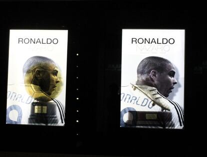 La tecnología es la apuesta del 'tour'. En la imagen, los cristales opacos de la pared tienen grabados a los jugadores del Madrid que han ganado un Balón de Oro. Gracias a un juego de luces, la cara de Ronaldo se difumina y deja ver el premio detrás del futbolista.