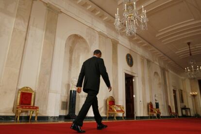 Barack Obama abandona el vestíbulo de la Casa Blanca, tras la rueda de prensa en la que reconoció su derrota en las elecciones legislativas, el 3 de noviembre de 2010.