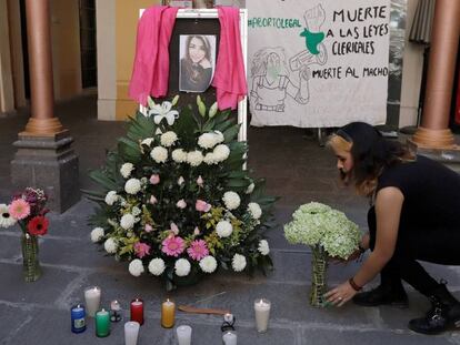 Ofrenda de flores en memoria de Ingrid Escamilla en Puebla.