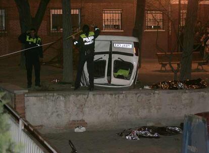 La furgoneta quedó volcada tras caer desde un terraplén de varios metros desde la avenida de Andalucía, en Villaverde.