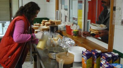 Una voluntaria prepara la comida que cada día reparten a quienes acuden al comedor de Cruz Roja en Salamanca.