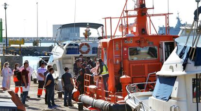 Un grupo de inmigrantes desembarca este viernes en el puerto de Cartagena.