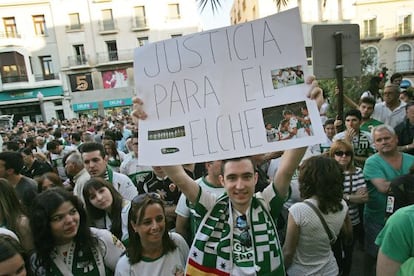 Manifestantes en la plaza del Ayuntamiento de Elche, este viernes.