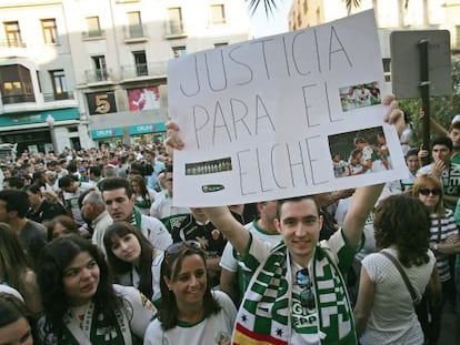 Manifestantes en la plaza del Ayuntamiento de Elche, este viernes.