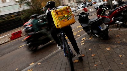 Un rider de Glovo en Madrid, el 2 de diciembre de 2024.