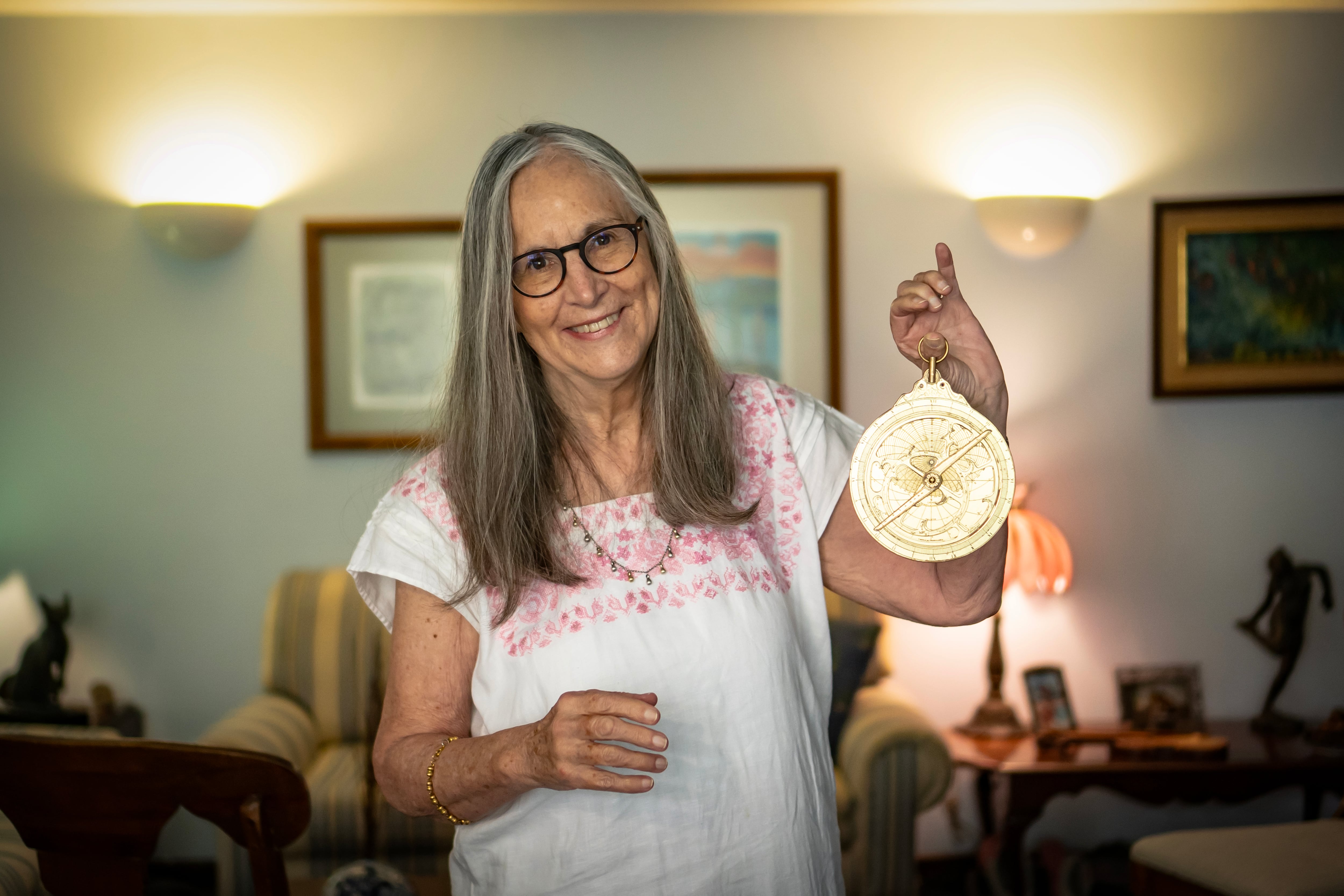 La física y astrónoma Julieta Fierro Gossman durante una entrevista para EL PAÍS, en su hogar, el 12 de abril de 2024.
