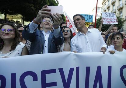 Desde la izquierda, Oltra, Puig y Sánchez en la manifestación del Orgullo Gay de Valencia.