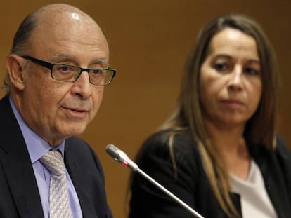 Crist&oacute;bal Montoro, Ministro de Hacienda, junto a Elena Collado, secretaria de Estado de Funci&oacute;n P&uacute;blica.