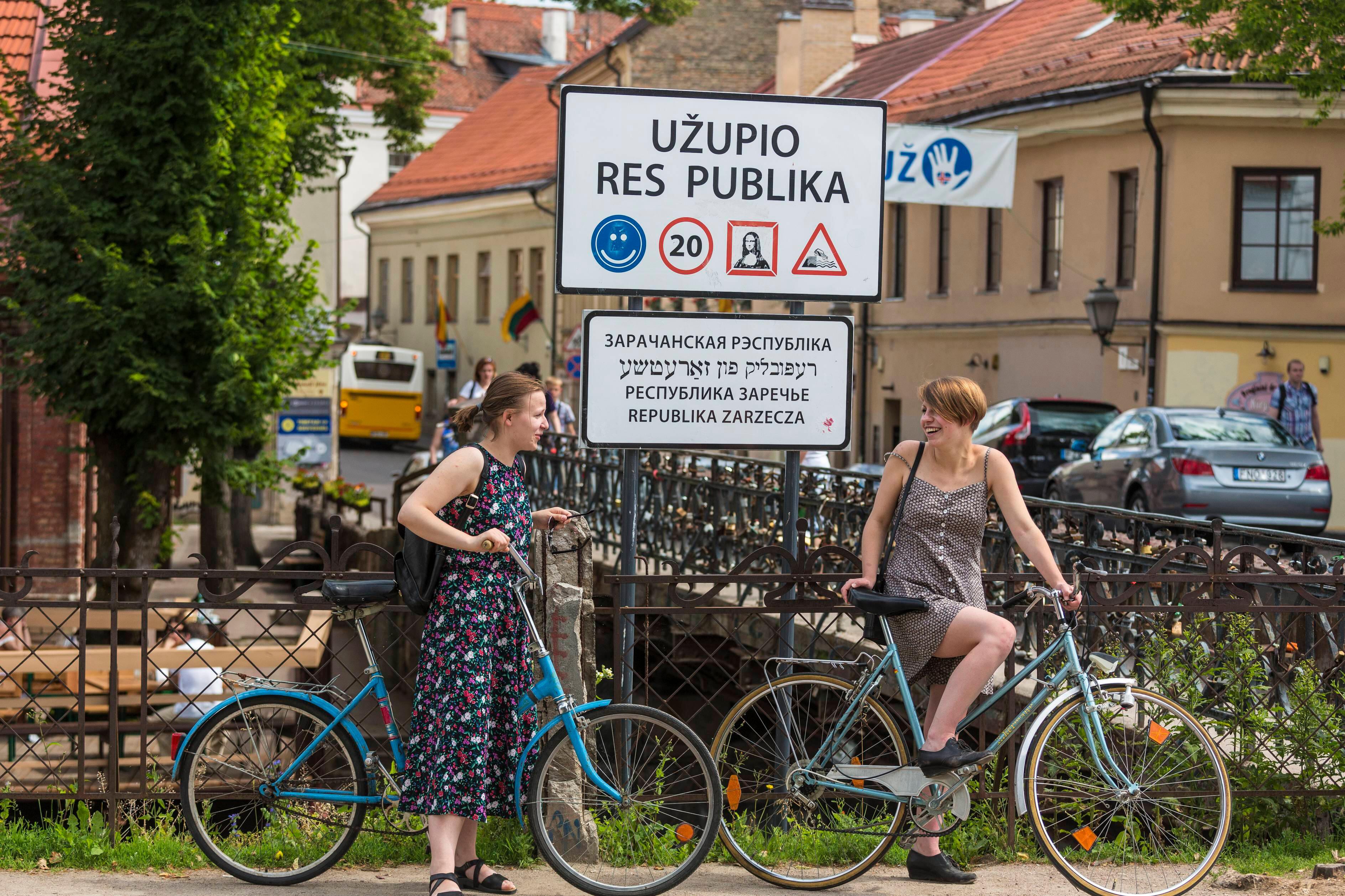 Señal que marca la entrada a Užupis, una autoproclamada república de Vilnius.