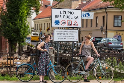 Señal que marca la entrada a Užupis, una autoproclamada república de Vilnius.