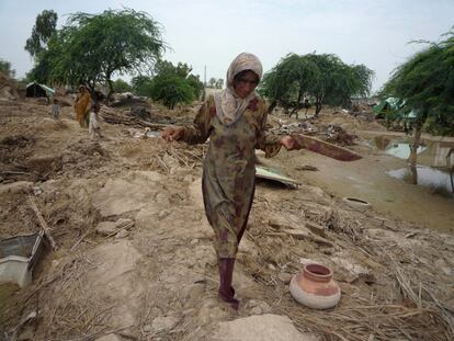 Una mujer camina entre los escombros de su pueblo devastado por las lluvias, cerca de la localidad de Dera Ismail Khan, a 320 kilómetros al oeste de Lahore.