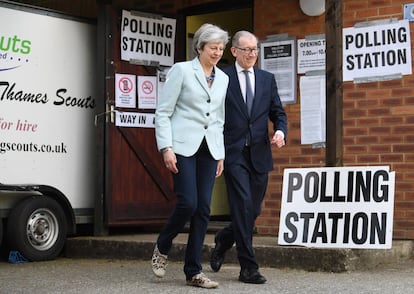 La primera ministra británica, Theresa May, y su marido Phillip, salen tras votar en un colegio electoral de Sonning (Reino Unido). 