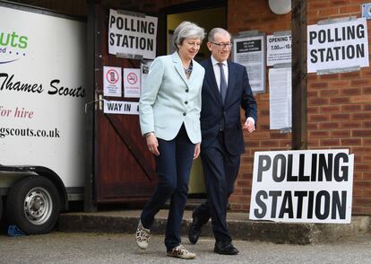 La primera ministra británica, Theresa May, y su marido Phillip, salen tras votar en un colegio electoral de Sonning (Reino Unido).