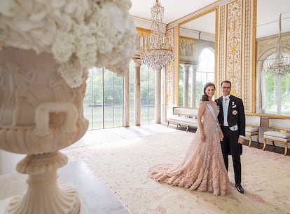 Daniel y Victoria de Suecia (ella, vestida de Elie Saab) en una de las fotos del reportaje de su 10º aniversario de boda.