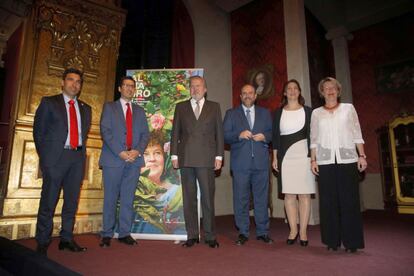 El ministro de Educación, Íñigo Méndez de Vigo (centro), acompañado del presidente de la Diputación de Ciudad Real, José Manuel Caballero (segundo por la izquierda), el vicepresidente de Castilla La Mancha, José Luis Martínez Guijarro (tercero por la derecha), el alcalde de Almagro, Daniel Reina, y la directora del Festival Internacional de Teatro Clasico de Almagro, Natalia Menéndez (d), entre otros, durante la presentación de este jueves en Madrid de la programación.
