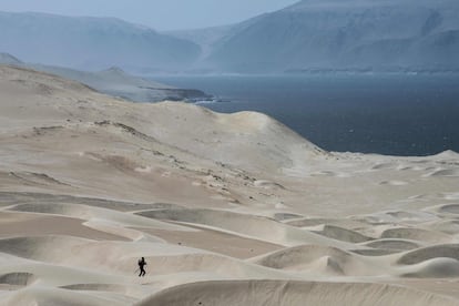 Na quinta etapa da corrida, no trecho entre Barlovento e Mendieta, no deserto de Ica, um corredor solitário atravessa a zona em 3 de dezembro de 2017.