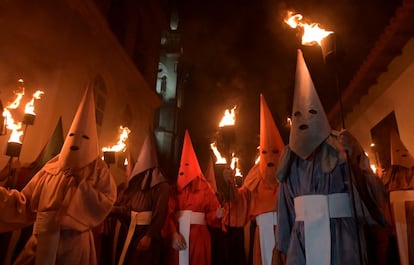 En Brasil, los fieles encapuchados representan a los soldados romanos. Coloquialmente se les conoce como 'Farricocos' y cada uno de ellos porta una antorcha. Esta ceremonia es una recreación del arresto de Jesucristo.