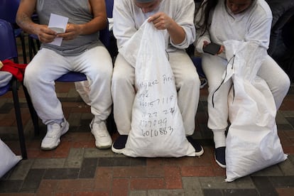 Migrantes guatemaltecos deportados de Estados Unidos revisan sus pertenencias después de aterrizar en el Aeropuerto Internacional La Aurora en la Ciudad de Guatemala, el 27 de diciembre de 2024. 