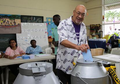 Dési Bouterse, presidente de Surinam, tras votar en Paramaribo, este lunes.