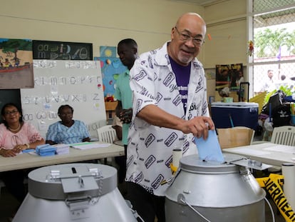 Dési Bouterse, presidente de Surinam, tras votar en Paramaribo, este lunes.