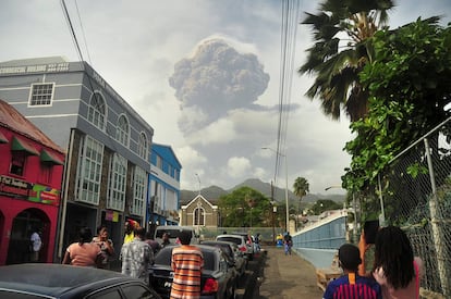 Un grupo de personas observa una fumarola del volcán La Soufriere en San Vicente, el día de hoy.