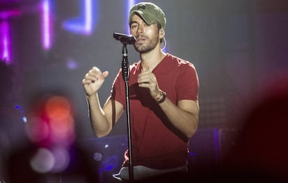 Enrique Iglesias cantando en Milán, en mayo de 2017.