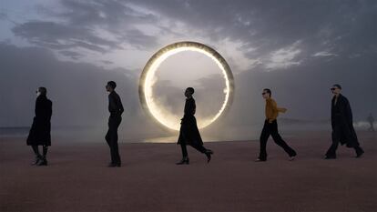 Imagen del último desfile de hombre de Saint Laurent en el desierto de Marruecos.