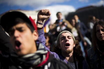 Un manifestante lanza soflamas contra el Gobierno de Rajoy en la protesta que ha recorrido Madrid.