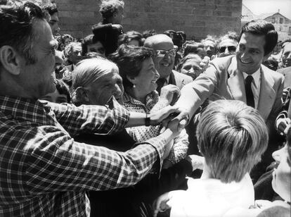 El presidente del Gobierno, Adolfo Suárez, estrecha la mano a numerosos vecinos de su pueblo natal, Cebreros (Ávila), durante una visita celebrada el 9 de junio de 1977.