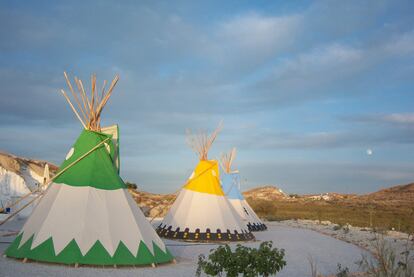 Descansar en un campamento indio pero en plena sierra granadina de Baza. Eso es lo que ofrecen los tres coloridos tipis de Altiplano Tipis, un alojamiento rústico y divertido que no renuncia al confort. Inspiradas en el <i>far west</i> norteamericano, son una locura para los niños (<a href="http://www.altiplanotipis.com" rel="nofollow" target="_blank">www.altiplanotipis.com</a>).