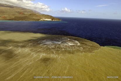 Fotografía facilitada por la Guardia Civil obtenida ayer por un helicóptero de la Zona de Canarias UHEL 11 en función de vigilancia de las costas en el Sur de El Hierro donde se sigue con inquietud la evolución de la erupción submarina que se inició hace casi un mes en la isla canaria mientras los científicos siguen analizando los parámetros que pueden anticipar nuevas emisiones de lava