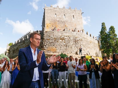 El presidente del Partido Popular, Alberto Núñez Feijóo, inaugura el curso político ante el Castillo de Soutomaior (Pontevedra), este domingo.