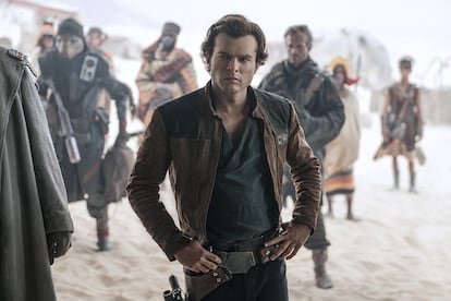 Alden Ehrenreich interpreta al icónico personaje Han Solo.