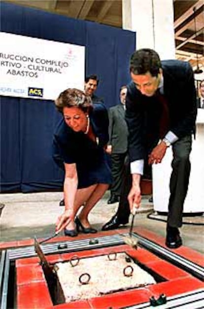 Barberá y Zaplana colocan la primera piedra de Abastos.