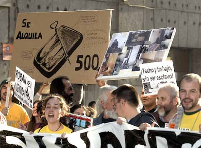 Miles de personas se manifestaron en Madrid y varias ciudades españolas por el derecho a "una vivienda digna", una convocatoria que ha contado con la "coordinación" de todas las asambleas locales que la organizadora VdeVivienda tiene en las diferentes comunidades autónomas.