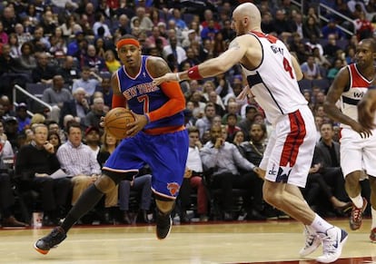 Carmelo Anthony, ante Marcin Gortat, de los Wizards.