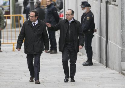 Josep Rull (izqda.) y Jordi Turull frente al Tribunal Supremo donde estaban citados a declarar como responsables del procés.