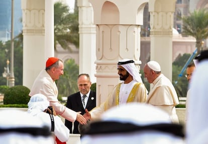 El cardenal Pietro Parolin, Secretario de Estado de la Santa Sede, saluda al gobernante de Dubai, Sheikh Mohammed bin Rashid Al-Maktoum, durante la ceremonia de bienvenida del Papa, en el Palacio Presidencial de Abu Dabi.