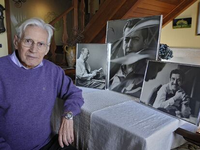 Baldomero Pestana, con fotos suyas de Neruda, Vargas Llosa y García Márquez, en la casa familiar de Bascuas (Lugo).
