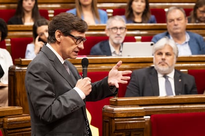 El presidente del grupo parlamentario de Junts, Albert Batet, escucha al presidente de la Generalitat, Salvador Illa, durante la sesión de control al Govern en el Parlament del pasado miércoles.