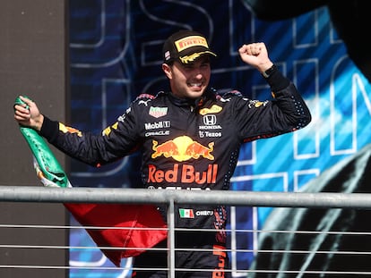 Checo Pérez celebra en el podio su tercer lugar en el Gran Premio de Estados Unidos, este domingo en Austin (Texas).